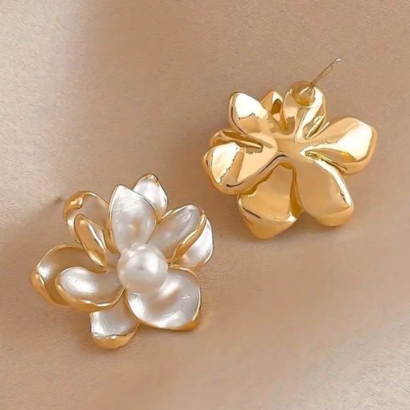 NWOT - Shimmering Magnolia Post Earrings - Picture 2 of 6